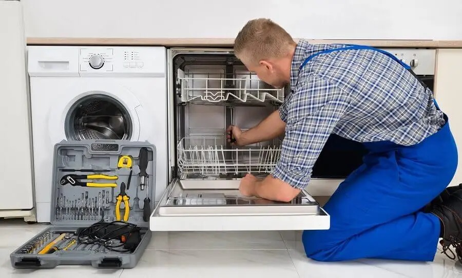 Şereflikoçhisar Viessmann servisi teknisyen ekibi beyaz eşya tamiri yaparken